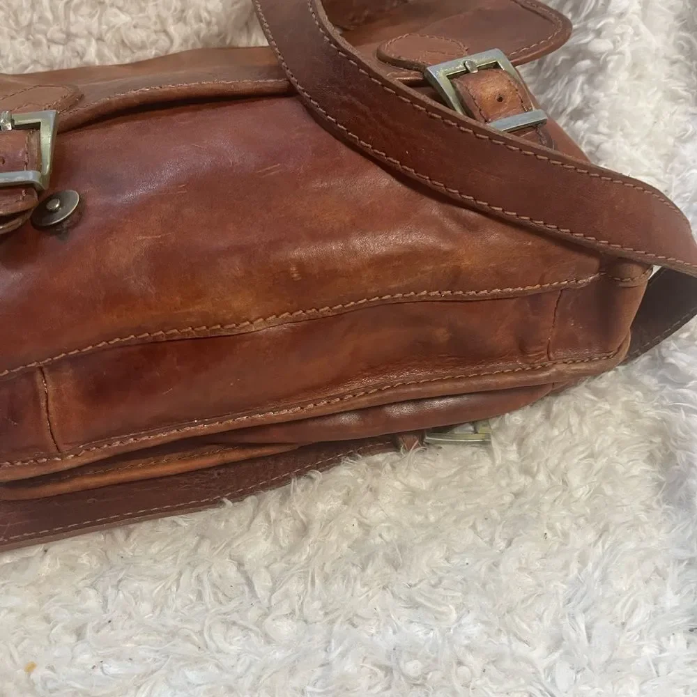 Vera pelle made in Italy leather faded brown messenger Bag with rustic hardware